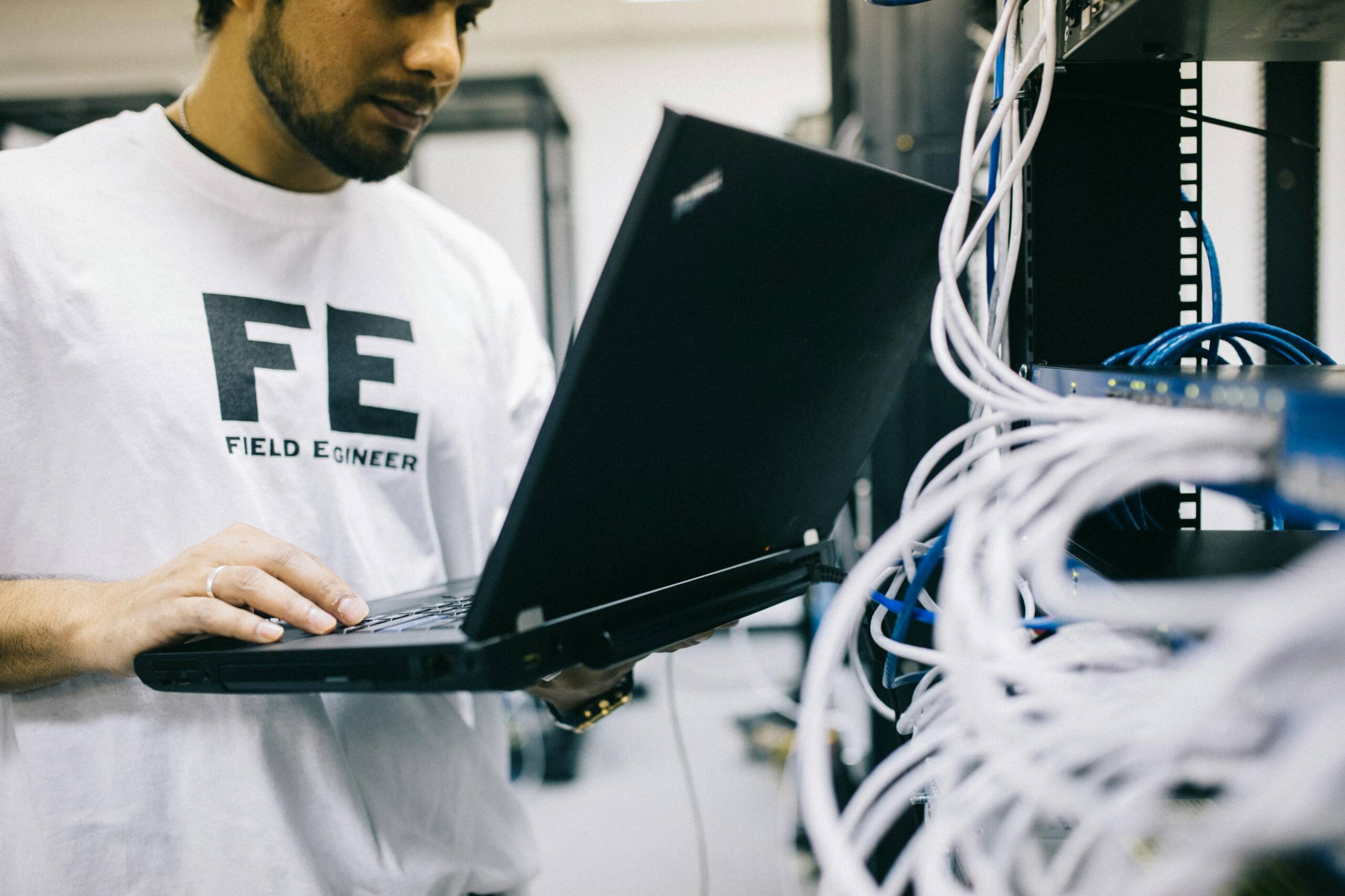 Quant Cobra un enginyer de telecomunicacions? Sou i Factors Clau